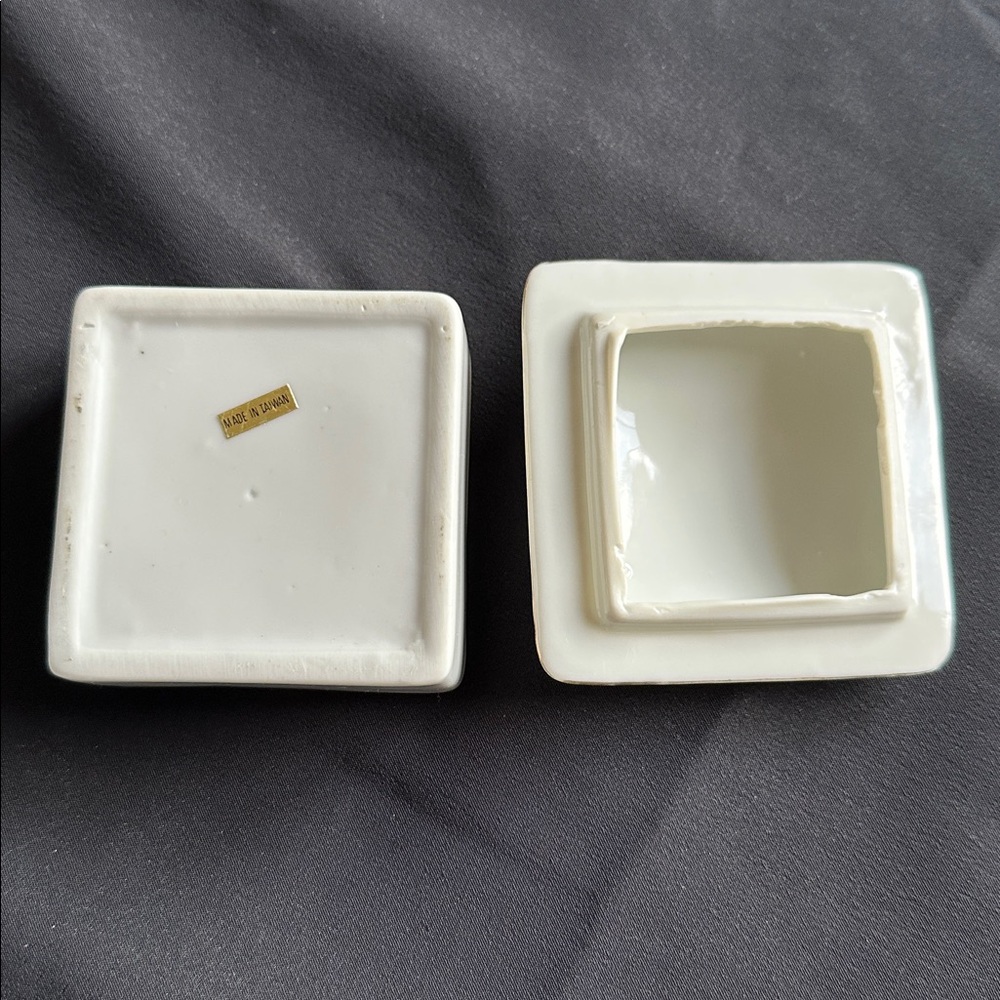 Vintage ceramic EUC keepsake box. Painted flowers and leaves on lid. - Picture 4 of 5